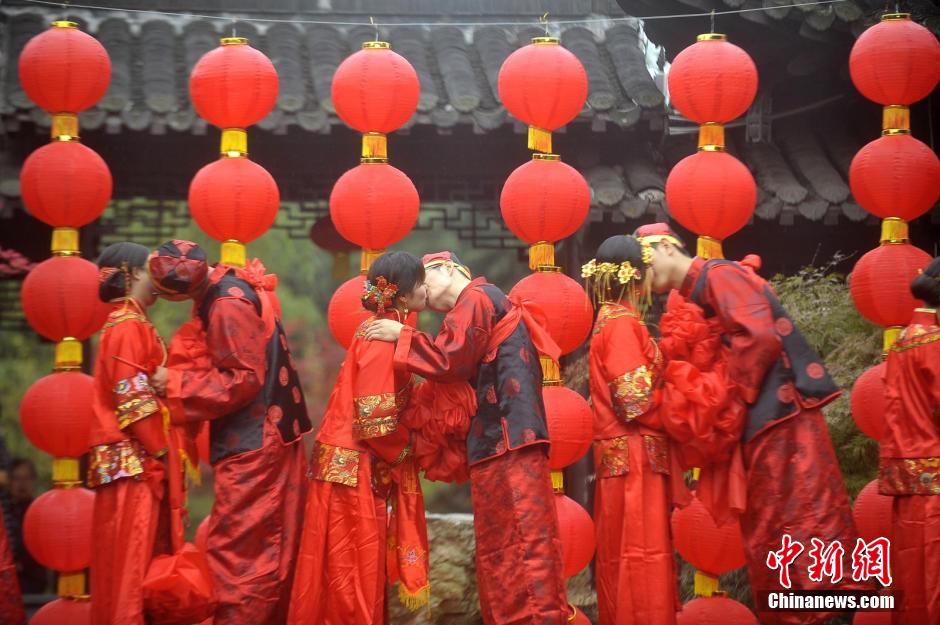 В Янчжоу молодые пары поженились по традиции торговцев солью