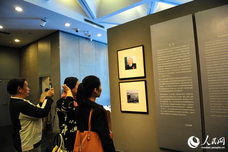 В Пекине открылась персональная выставка Валентина Сидорова "На теплой земле"