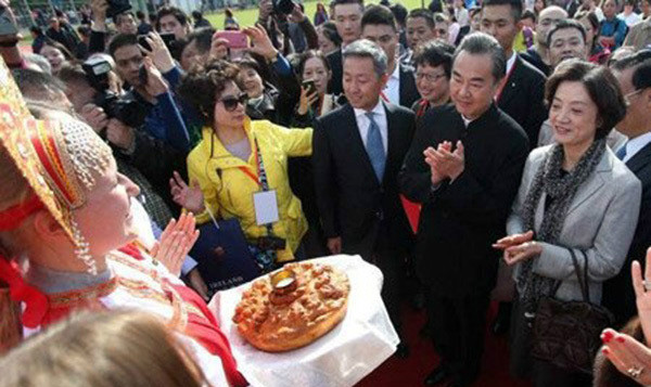 На фото: 11 октября представители посольства России показывает блюда русской кухни министру иностраннных дел КНР Ван И и его супруге.