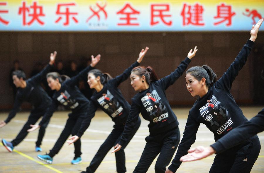 Соревнования по групповым танцам среди тибетских женщин