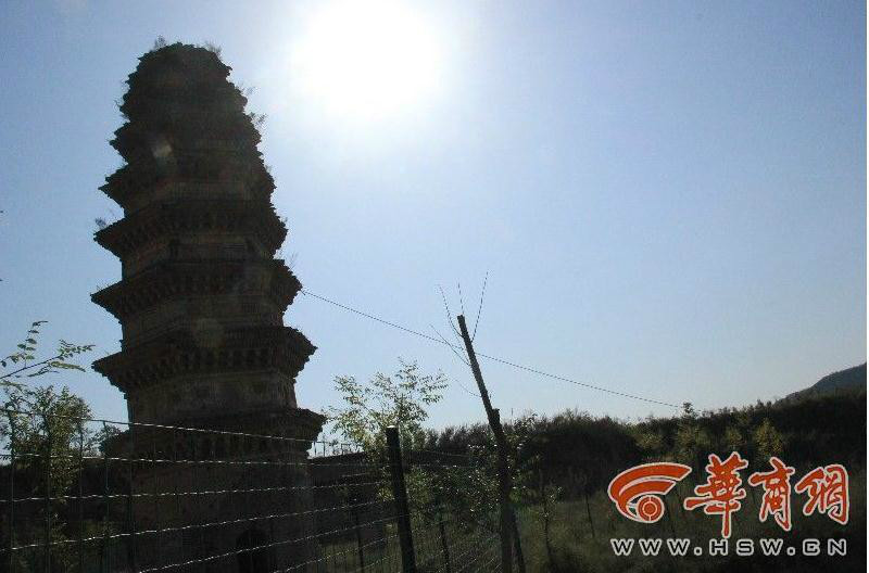 Накренившаяся старая пагода в Шэньси держится на одном стальном тросе