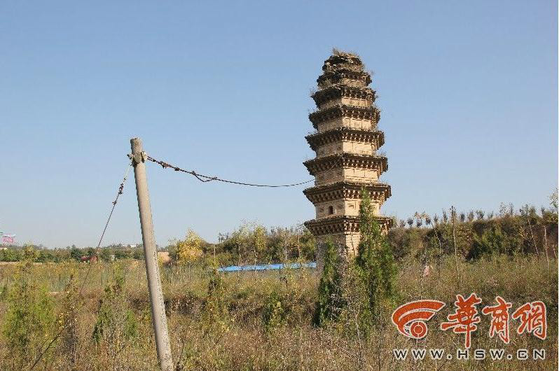 Накренившаяся старая пагода в Шэньси держится на одном стальном тросе