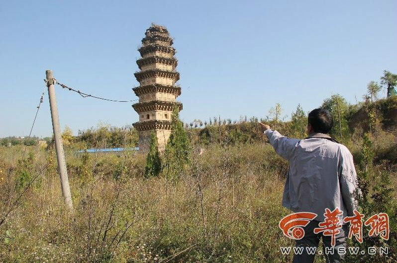 Накренившаяся старая пагода в Шэньси держится на одном стальном тросе