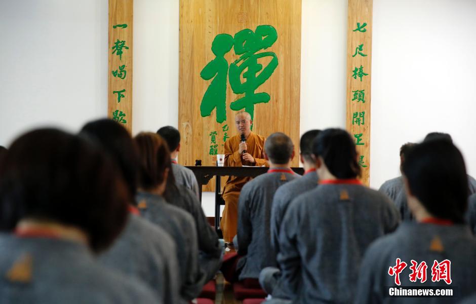 В шанхайском храме впервые открылся лагерь для желающих побыть монахами