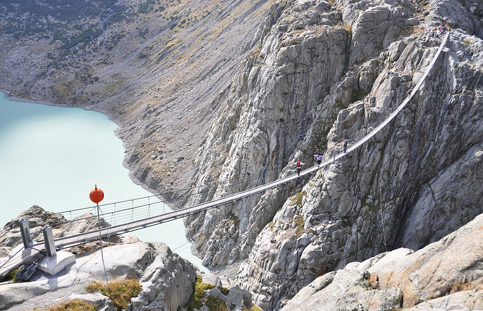 Самый длиный висячий мост в Альпийских горах – Trift.