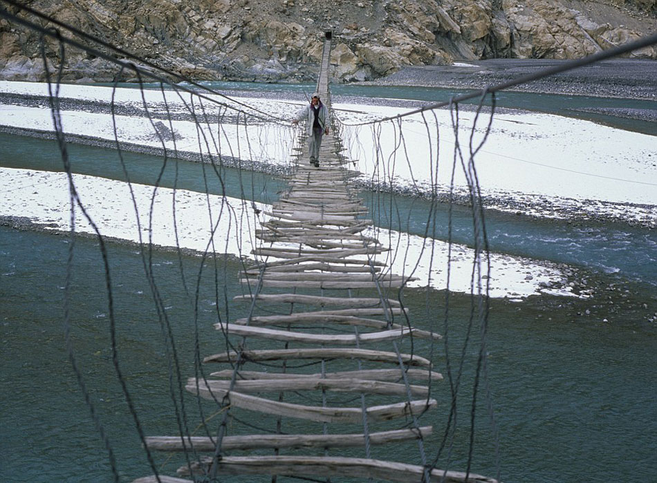 Висячий мост Hussaini на севере Пакистана.