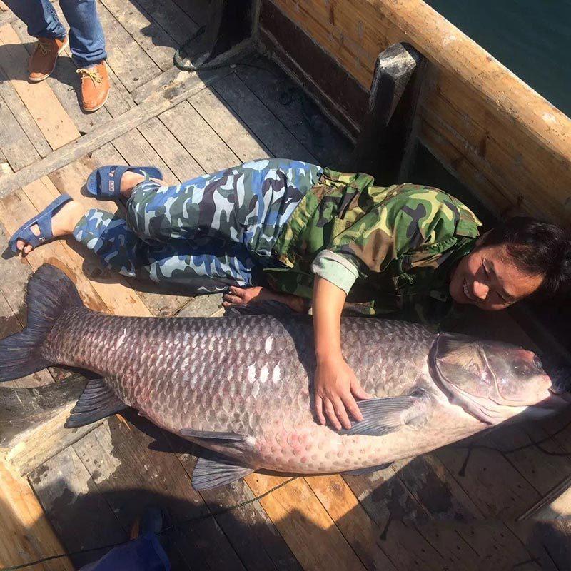 Китайские рыбаки поймали рыбу весом более 90 кг