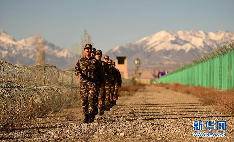 Пограничная охрана в пункте транспортировки товаров Китая и Казахстана Хоргос