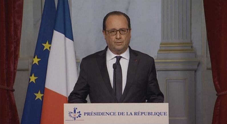 Президент Франции Франсуа Олланд объявил о введении режима чрезвычайного положения в стране