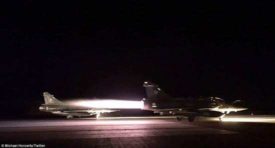 Французские ВВС нанесли массированный удар по ИГ в Сирии