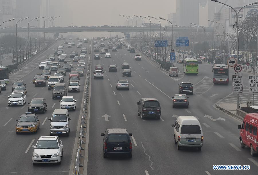 В Пекине объявлен первый в 2015 году "оранжевый" уровень предупреждения о серьезном загрязнении воздуха