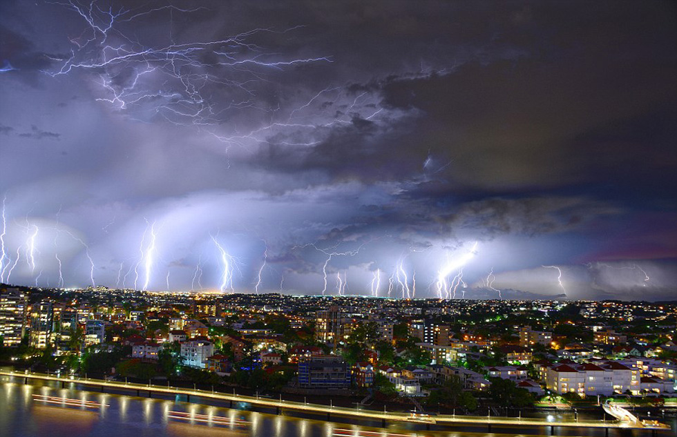 На австралийский город обрушились удары молнии