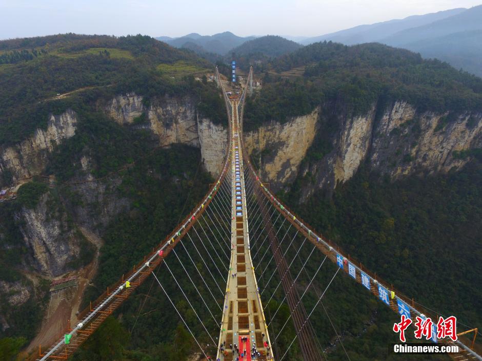 Соединен мост из стеклопластика в ландшафтном парке Чжанцзяцзе