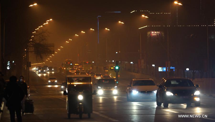 В Пекине впервые объявлен "красный" уровень предупреждения о серьезном загрязнении воздуха