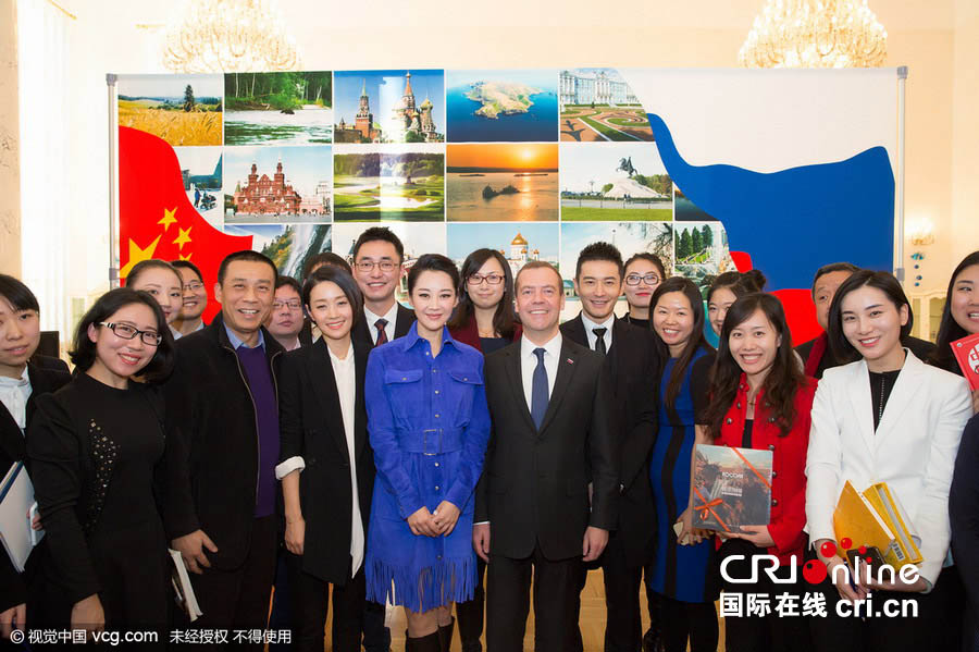 На фото: 17 декабря премьер-министр России Д. Медведев сфотографировался с представителями китайской молодежи.