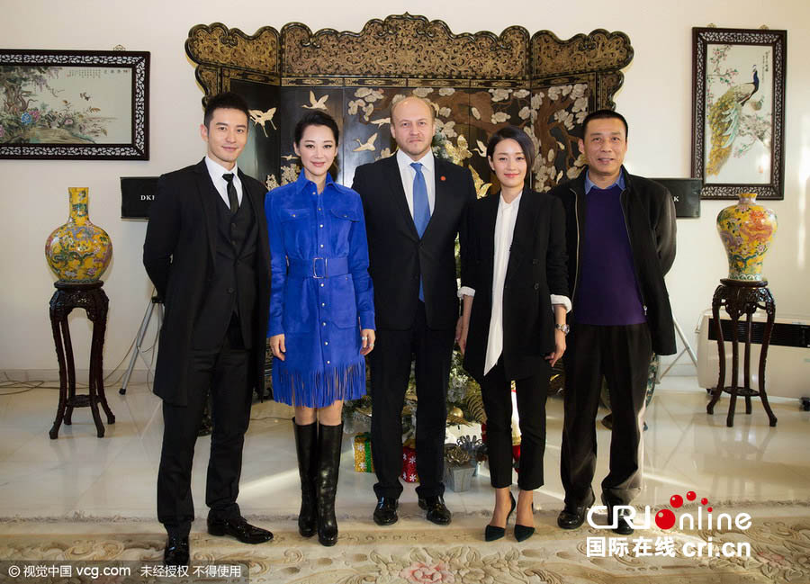 На фото: Подпись премьер-министр Д. Медведева китайскому актеру Хуан Сяомину.