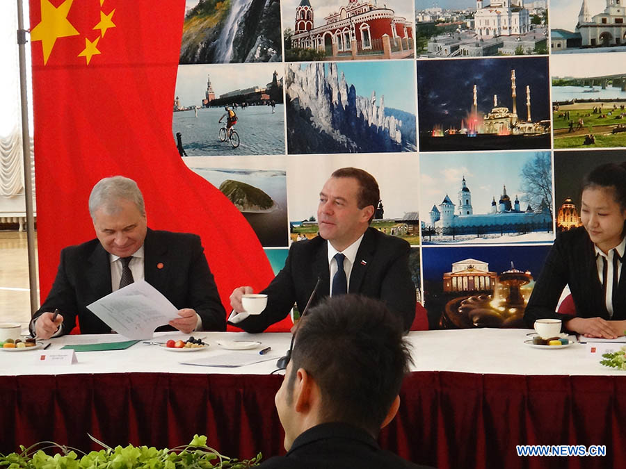 Д. Медведев встретился с китайскими артистами в посольстве РФ в Китае