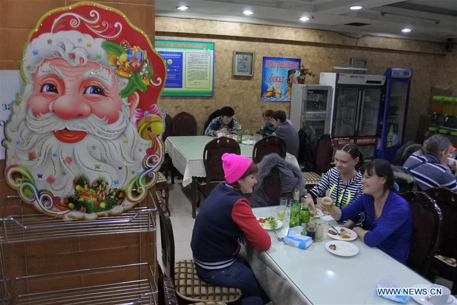 Русские туристы в приграничном городе Китая Суйфэньхэ проводят Рождество