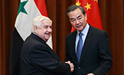Процесс политического разрешения ситуации вокруг Сирии должен быть неизменно пронизан духом "трех принципов" -- глава МИД КНР
