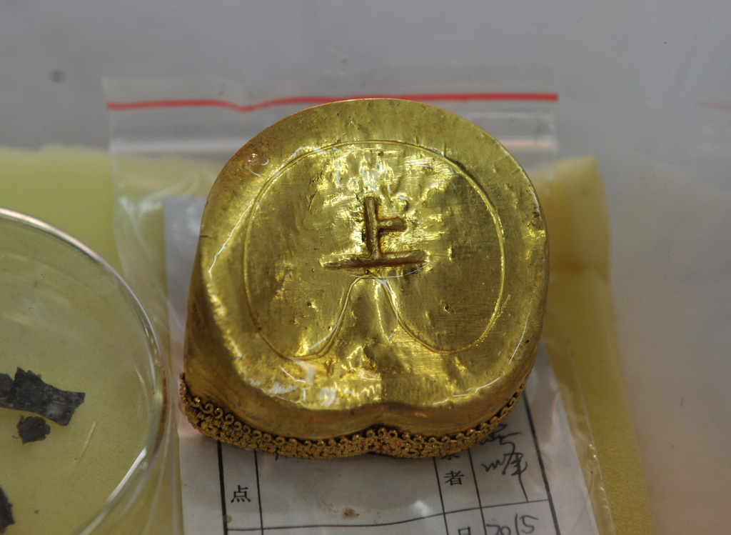 В усыпальнице некрополя Хайхуньхоу династии Западная Хань в городе Наньчан обнаружено 33 слитка золота в форме лошадиного копыта