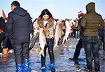Зимняя рыбалка на озере Чжагань: туристы сражаются за рыбу в ледяной воде 