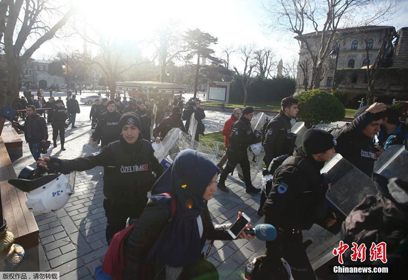 Как минимум 10 человек погибли, еще 15 пострадали в результате взрыва в Стамбуле