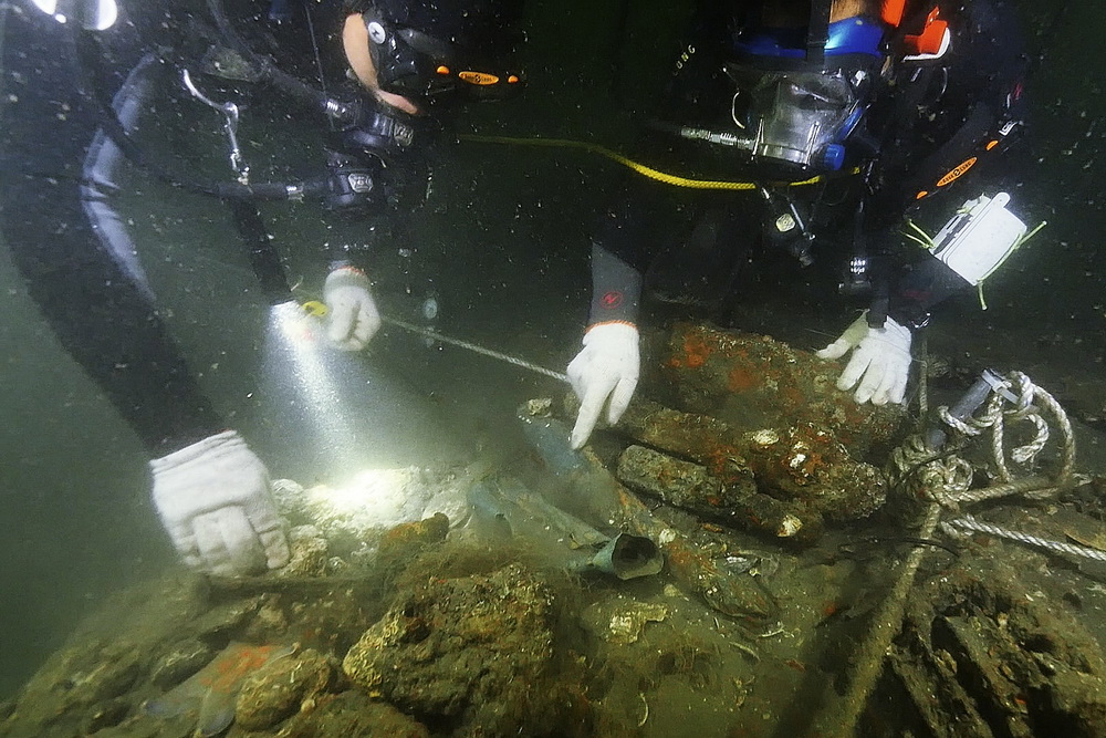 Археологи ведут подводные работы на “Даньдун-1"