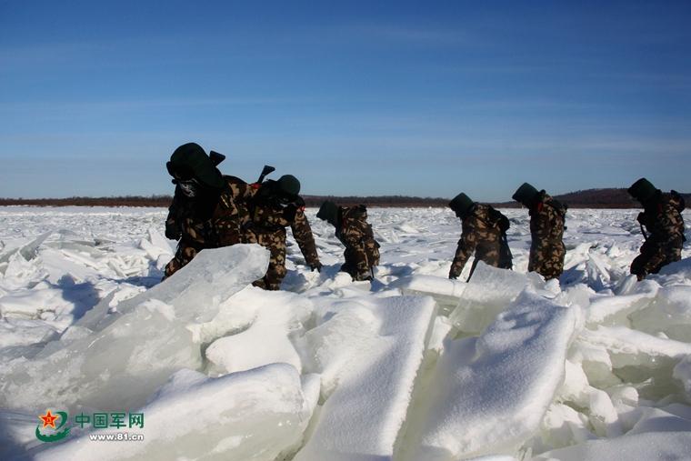 Китайские пограничники производят пеший обход реки на китайско-российской границе несмотря на морозы