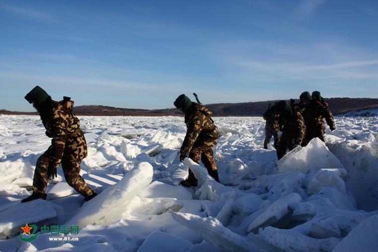 Китайские пограничники производят пеший обход реки на китайско-российской границе несмотря на морозы