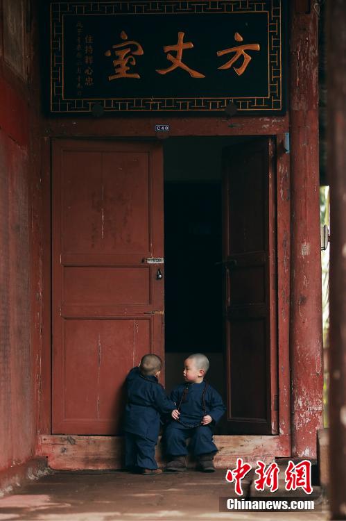 Самые симпатичные монахи в буддийском храме Чунцина