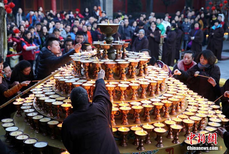 В сианьском храме “Гуанжэньсы" зажгли сто тысяч лампад для счастья в Новом году