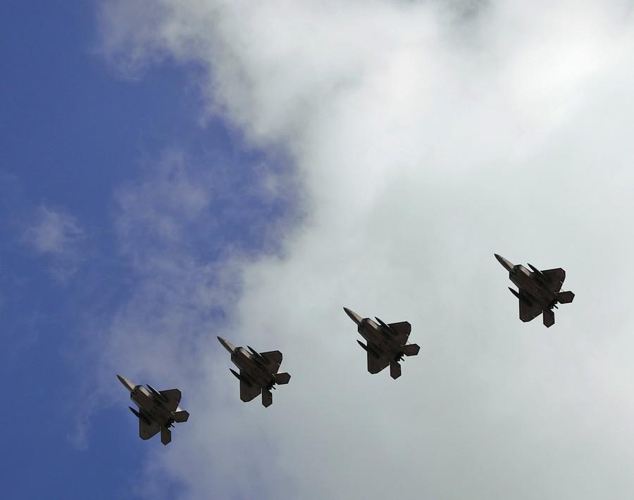 Американские истребители F-22 показали военную мощь в Южной Корее