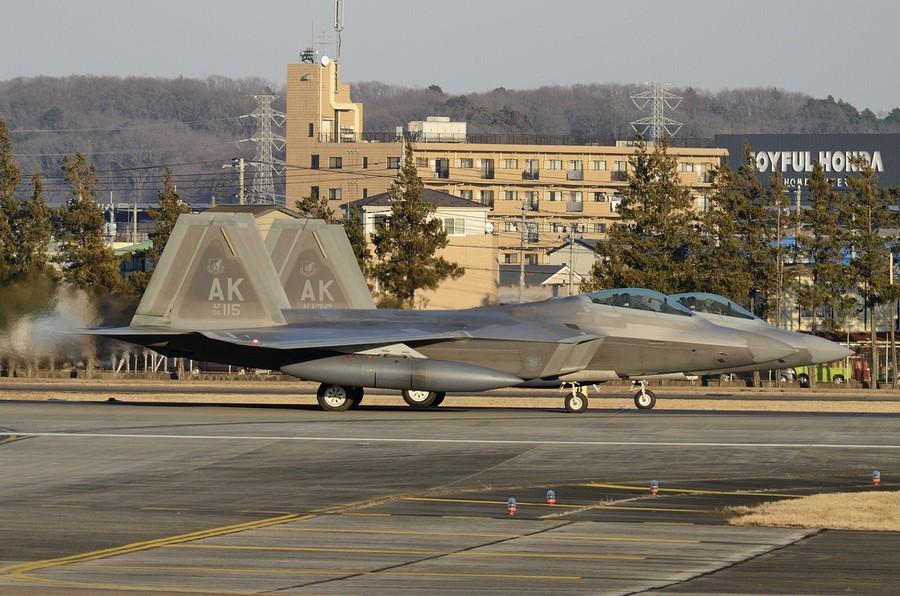 Американские истребители F-22 показали военную мощь в Южной Корее