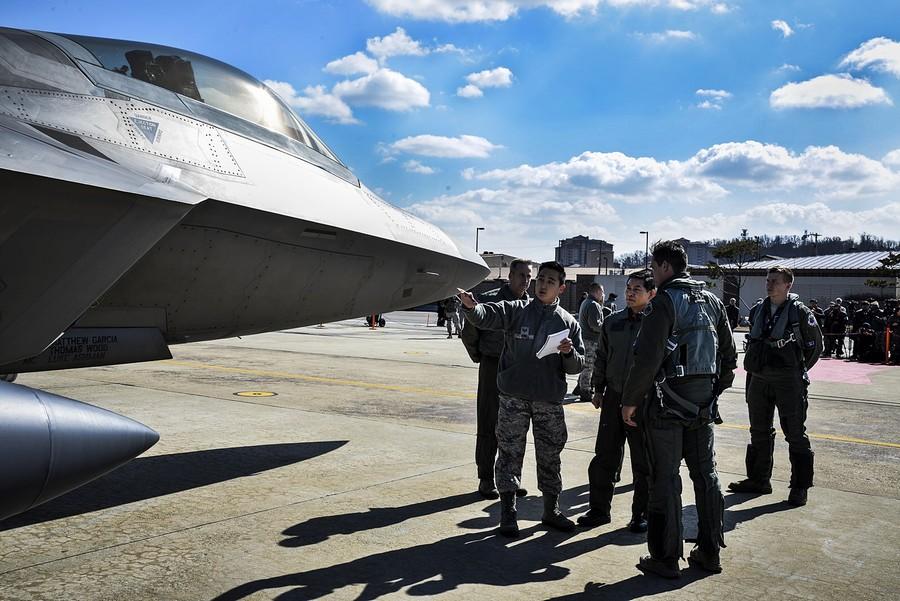 Американские истребители F-22 показали военную мощь в Южной Корее