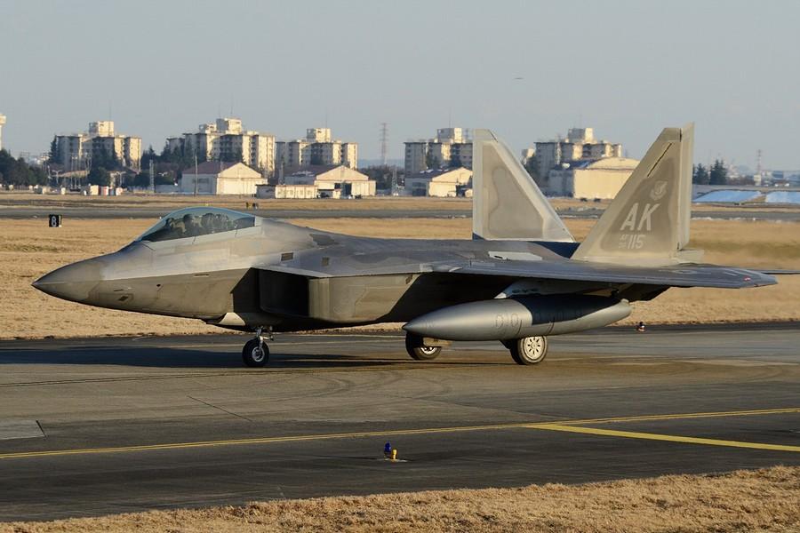 Американские истребители F-22 показали военную мощь в Южной Корее