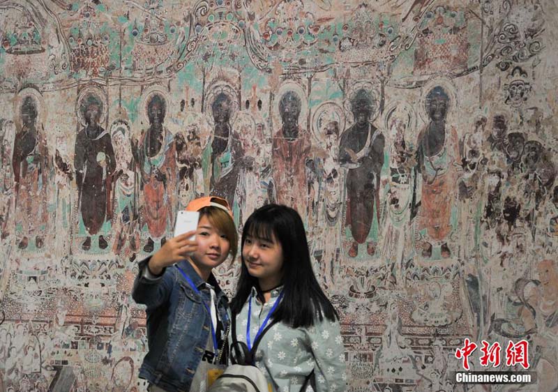 Цифровые технологии воспроизвели очарование тысячелетних фресок из пещер Дуньхуана