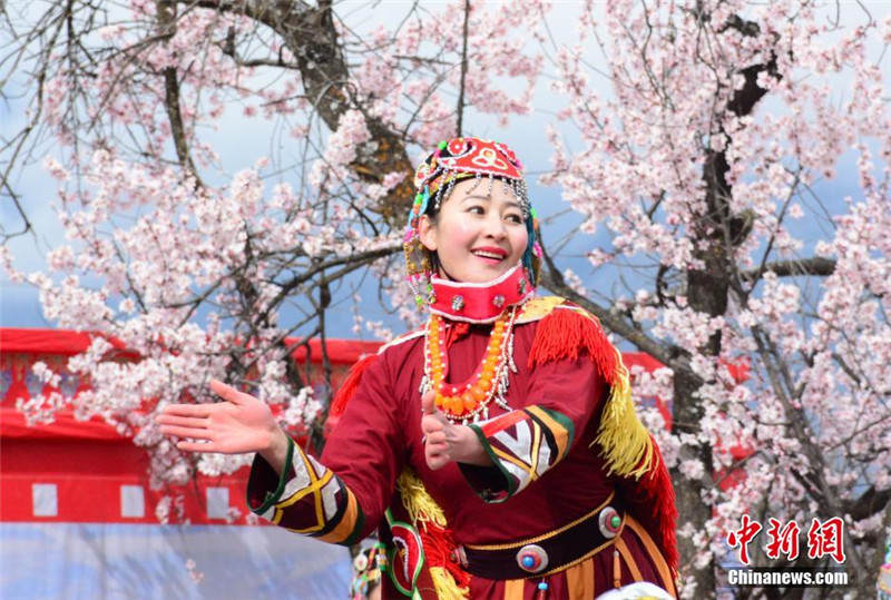 Тибетские «феи цветов персика» устроили дефиле 