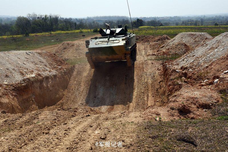 Китайские боевые десантные машины ZBD-03 приняли участие в весенних учениях