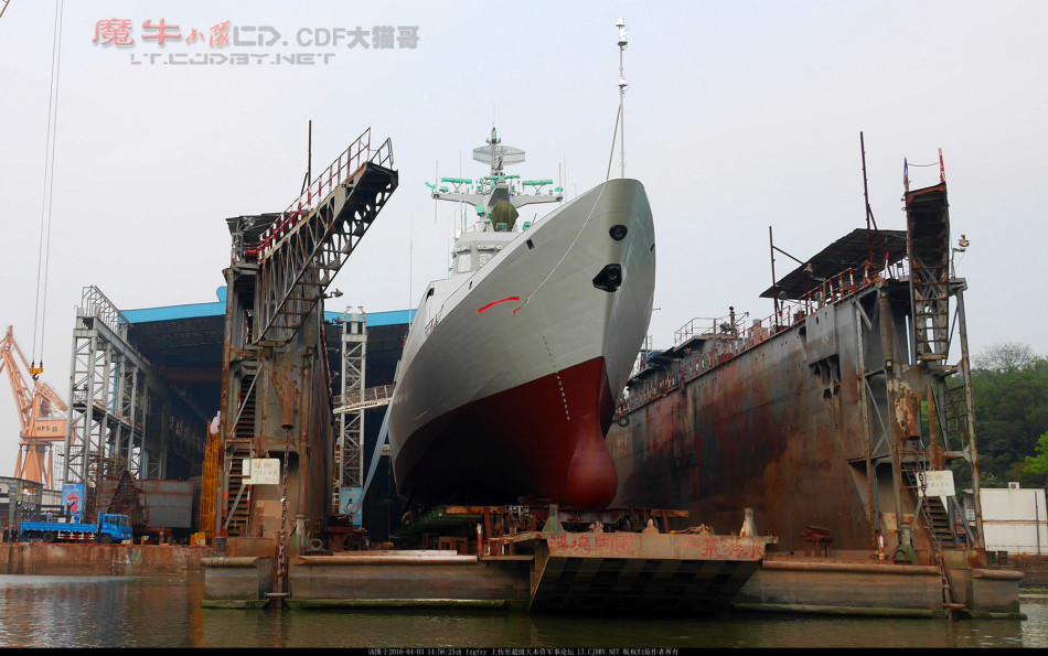 На китайской судоверфи по ночам полным ходом идет строительство военных кораблей