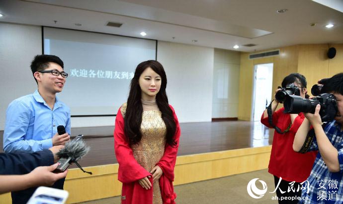 В Китае показали интерактивного «робота-богиню»