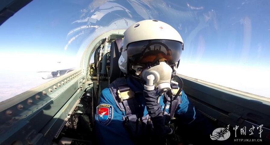 ВВС НОАК тренирует женщин-пилотов на истребителях-бомбардировщиках JH-7