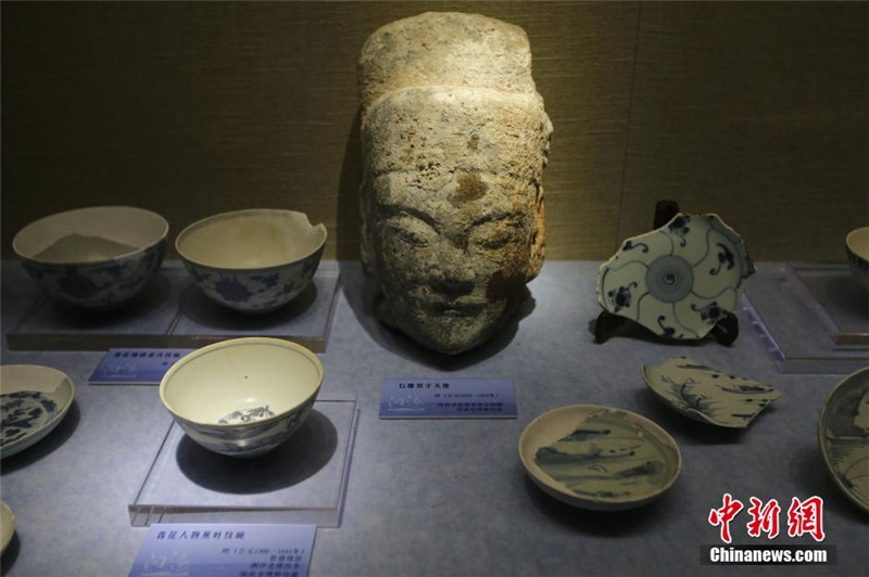 На фото: 24 апреля на выставке были показаны предметы с затонувшего 800 лет назад судна «ХуаГуанЦзяо -1».