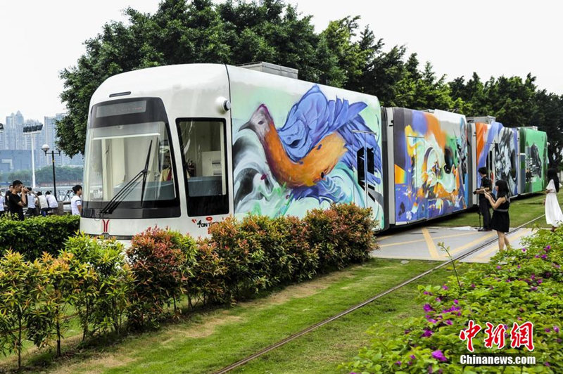 В Гуанчжоу художники из Китая, Германии и Японии разрисовали трамвай 