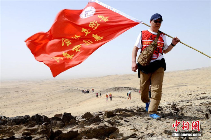 300 странников пешком пересекли пустыню в Ганьсу