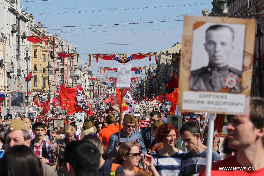 Более 300 тыс человек вышли на акцию "Бессмертный полк" в Санкт-Петербурге