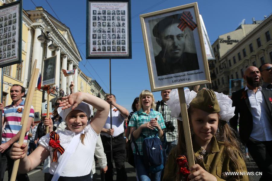 Более 300 тыс человек вышли на акцию "Бессмертный полк" в Санкт-Петербурге