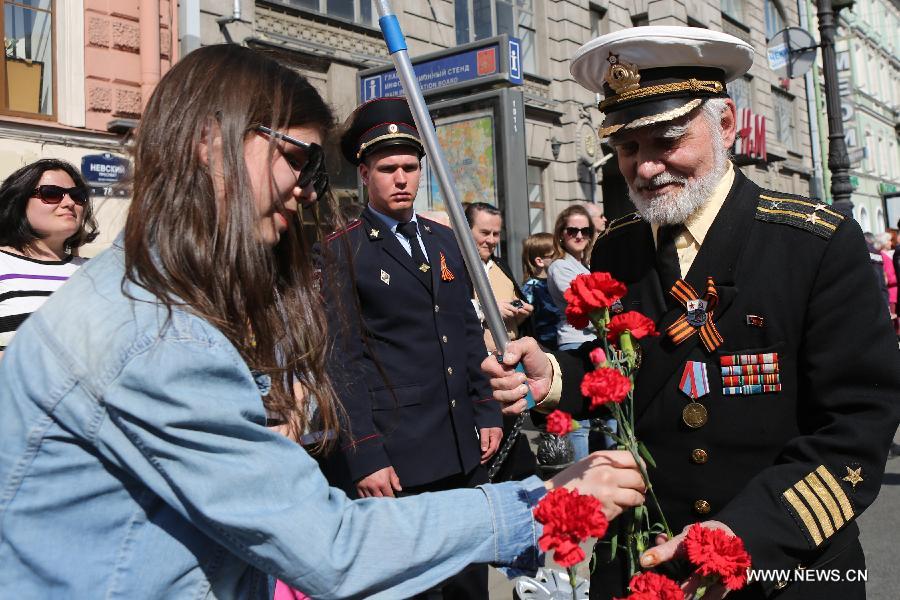 Более 300 тыс человек вышли на акцию "Бессмертный полк" в Санкт-Петербурге