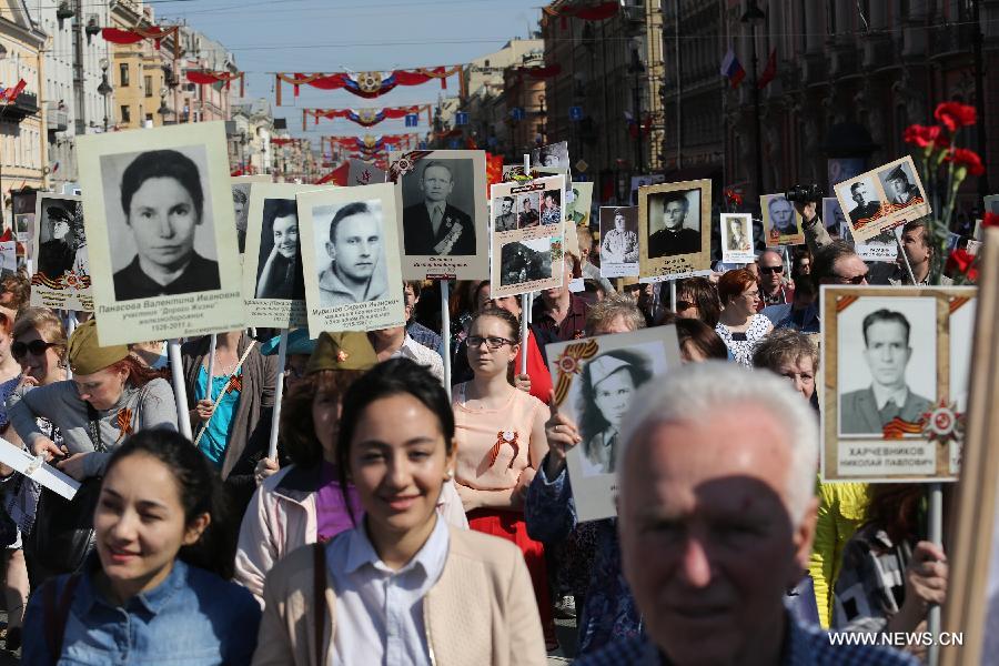 Более 300 тыс человек вышли на акцию "Бессмертный полк" в Санкт-Петербурге