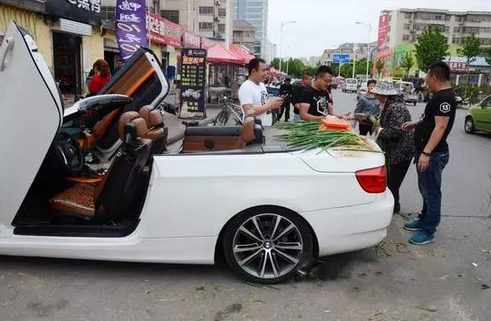 Нувориш продал с багажника своего кабриолета BMW 100 кг лука