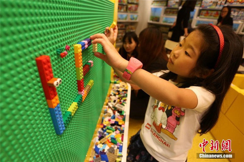 Самый большой в мире магазин LEGO открылся в шанхайском Диснейленде